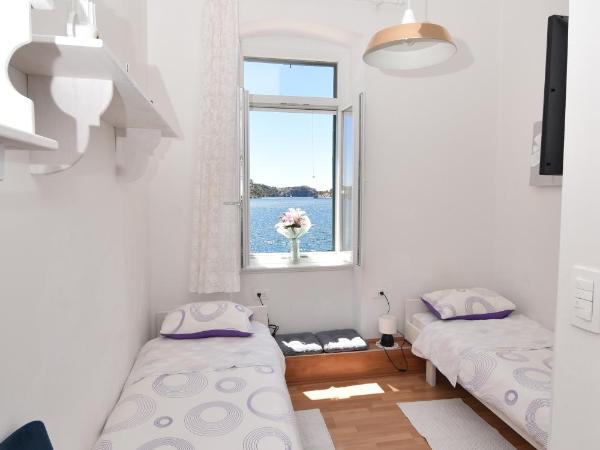 Apartmani Rina : photo 7 de la chambre chambre lits jumeaux standard - vue sur mer