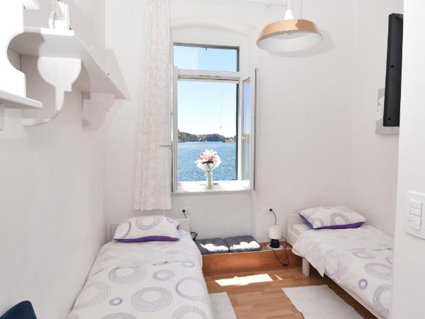 Apartmani Rina : photo 8 de la chambre chambre lits jumeaux standard - vue sur mer