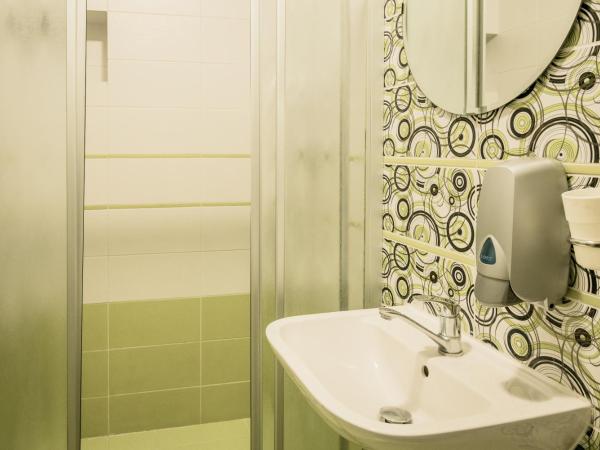 Charles Bridge Hostel & Apartments : photo 8 de la chambre chambre double ou lits jumeaux avec salle de bains commune