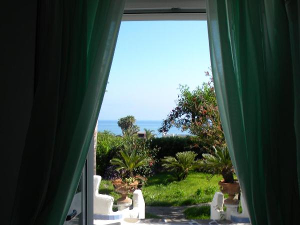 Hotel Parco Conte : photo 2 de la chambre chambre familiale avec balcon - vue sur mer