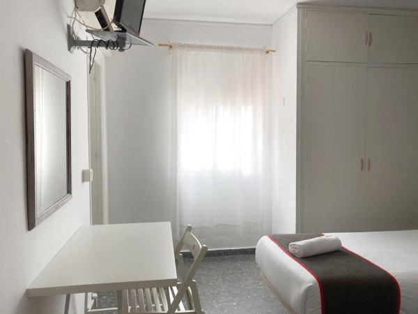 Hostal Paco Marbella : photo 3 de la chambre chambre lits jumeaux Économique intérieure 