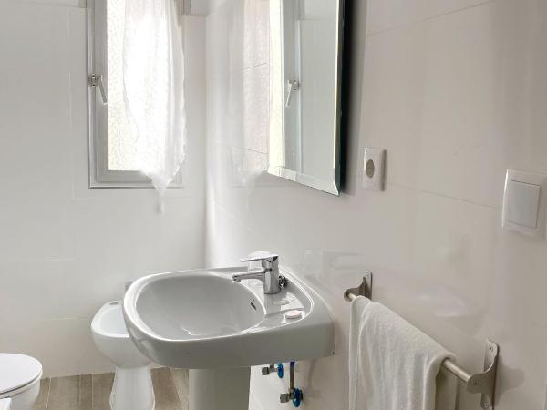 Hostal Paco Marbella : photo 4 de la chambre chambre lits jumeaux Économique intérieure 