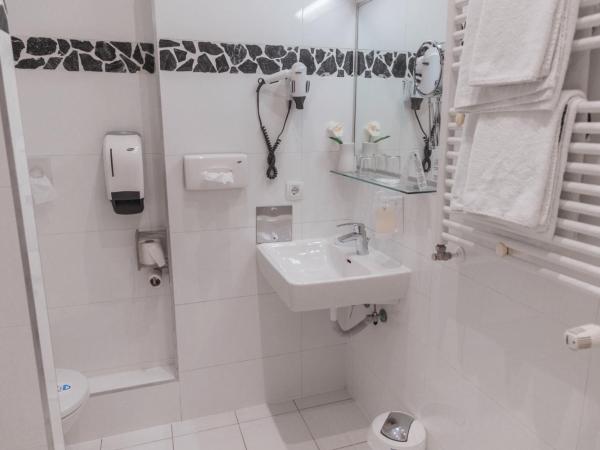 Pension a und a : photo 9 de la chambre petite chambre double avec vue sur cour