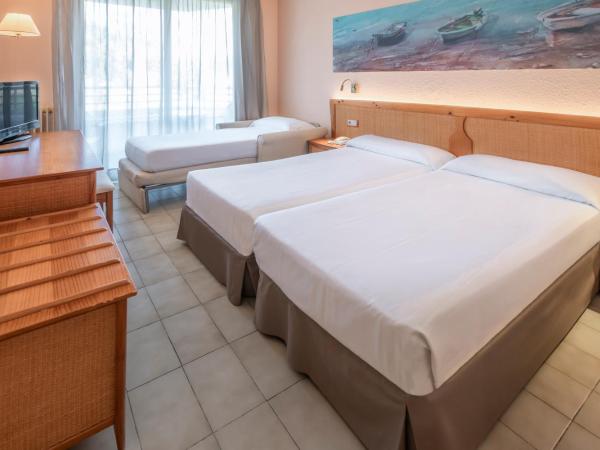GHT Oasis Tossa & Spa : photo 5 de la chambre chambre double avec lit d'appoint et balcon (2 adultes + 1 enfant)