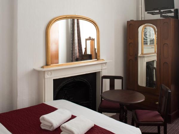 St Athans Hotel : photo 3 de la chambre chambre triple avec salle de bains privative