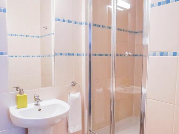 St Athans Hotel : photo 2 de la chambre chambre triple avec salle de bains privative