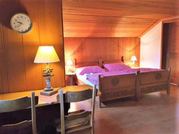 B & B Brienz : photo 1 de la chambre chambre lits jumeaux (spycher)