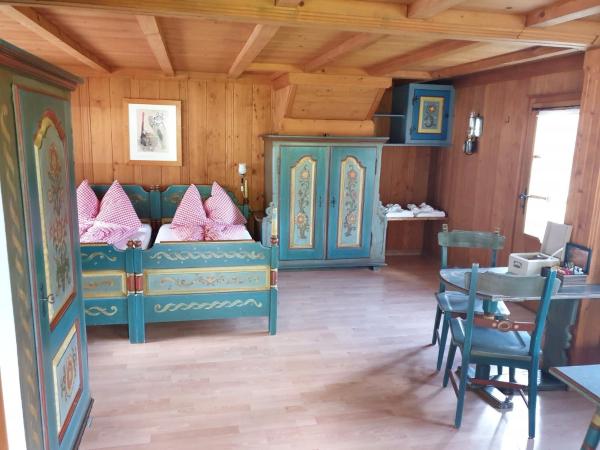 B & B Brienz : photo 3 de la chambre chambre lits jumeaux (spycher)