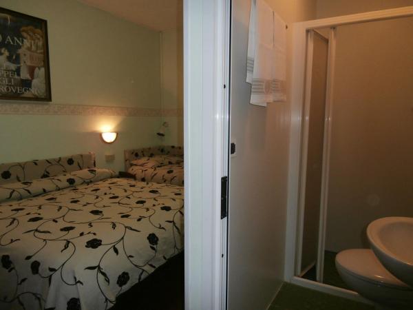 Albergo Junior : photo 2 de la chambre chambre triple avec salle de bains privative
