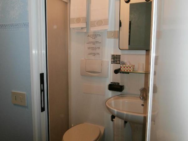 Albergo Junior : photo 6 de la chambre chambre double ou lits jumeaux avec salle de bains privative