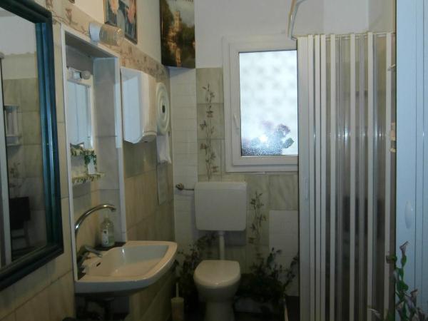 Albergo Junior : photo 5 de la chambre chambre double ou lits jumeaux avec salle de bains commune