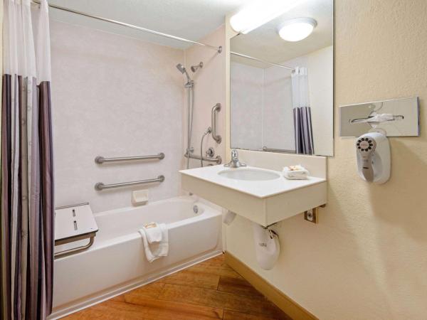 La Quinta Inn by Wyndham San Antonio Market Square : photo 1 de la chambre chambre lit king-size avec baignoire - accessible aux personnes à mobilité réduite/malentendantes - non-fumeurs