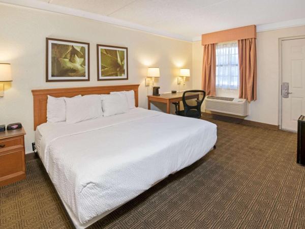 La Quinta Inn by Wyndham San Antonio Market Square : photo 4 de la chambre chambre lit king-size avec baignoire - accessible aux personnes à mobilité réduite/malentendantes - non-fumeurs