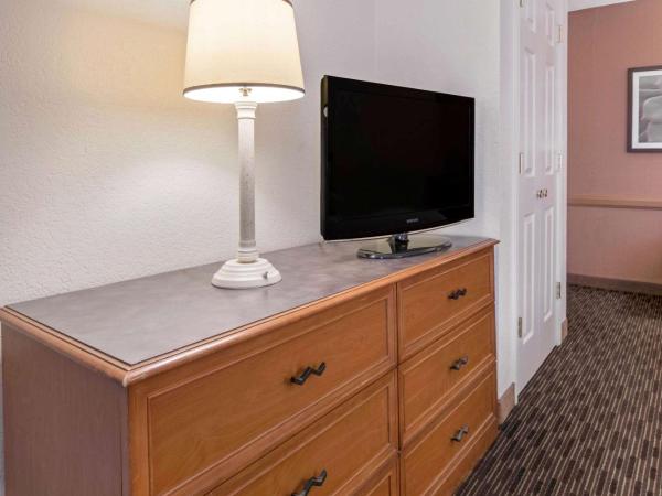 La Quinta Inn by Wyndham San Antonio Market Square : photo 2 de la chambre chambre lit king-size standard