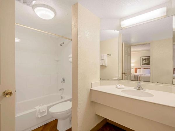 La Quinta Inn by Wyndham San Antonio Market Square : photo 3 de la chambre chambre lit king-size standard