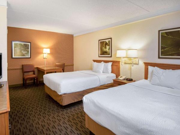 La Quinta Inn by Wyndham San Antonio Market Square : photo 6 de la chambre chambre standard avec 2 lits doubles