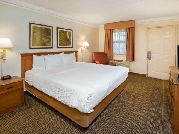 La Quinta Inn by Wyndham San Antonio Market Square : photo 4 de la chambre chambre lit king-size standard