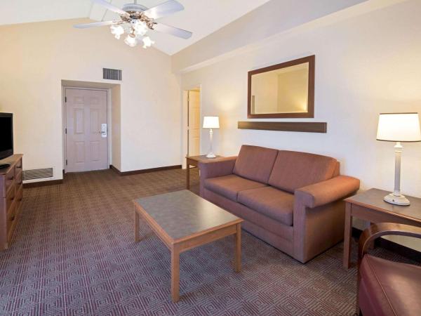 La Quinta Inn by Wyndham San Antonio Market Square : photo 4 de la chambre suite lit king-size deluxe - non-fumeurs
