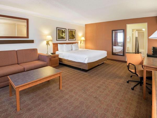 La Quinta Inn by Wyndham San Antonio Market Square : photo 4 de la chambre suite lit king-size deluxe - non-fumeurs