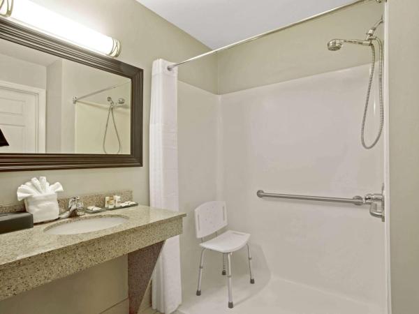 La Quinta by Wyndham PCB Coastal Palms : photo 1 de la chambre chambre lit king-size deluxe avec baignoire - accessible aux personnes à mobilité réduite/malentendantes - non-fumeurs