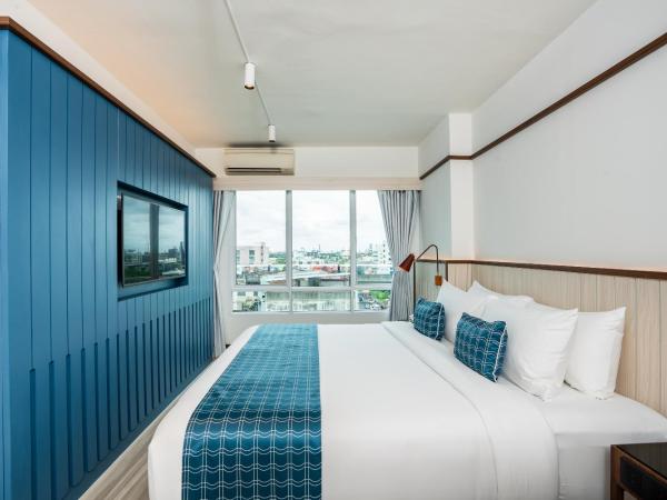 Hotel Amber Sukhumvit 85 : photo 8 de la chambre suite avec balcon