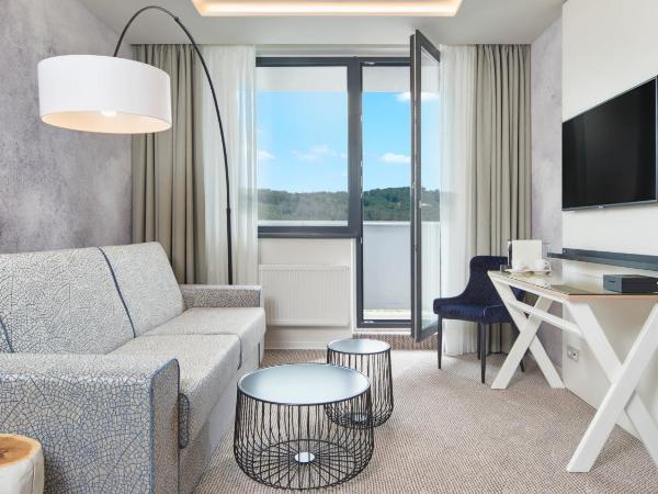 OREA Resort Santon Brno : photo 1 de la chambre suite lit king-size avec balcon