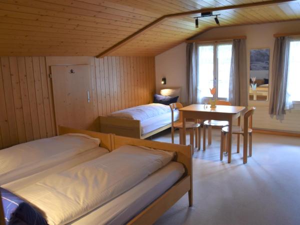 First Lodge : photo 1 de la chambre chambre triple avec salle de bains privative