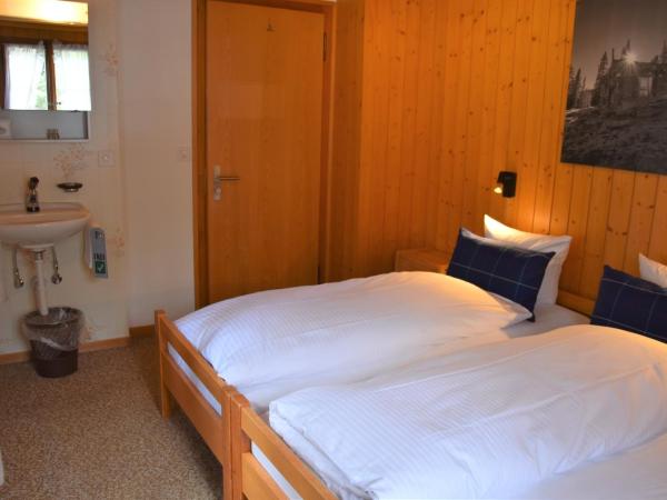 First Lodge : photo 2 de la chambre chambre double ou lits jumeaux avec salle de bains commune