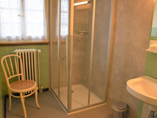 First Lodge : photo 4 de la chambre chambre double ou lits jumeaux avec salle de bains commune