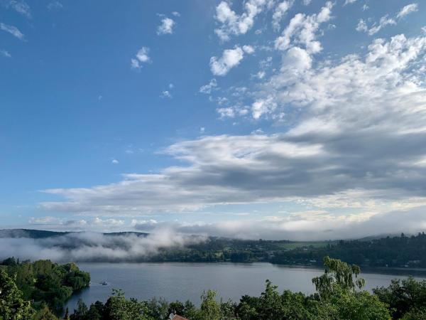 Penzion Kozí Horka u Brněnské přehrady : photo 7 de la chambre suite avec vue sur lac