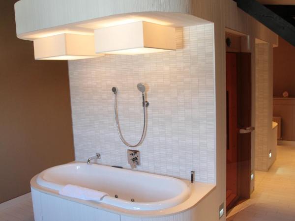 Teaching Hotel : photo 1 de la chambre suite avec baignoire spa
