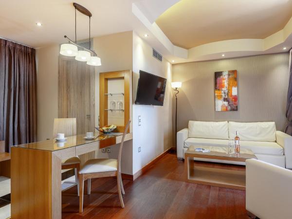 Oasis Hotel Apartments : photo 2 de la chambre suite junior - vue sur piscine