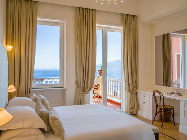 Grand Hotel Excelsior Vittoria : photo 1 de la chambre suite junior de luxe - vue sur mer 