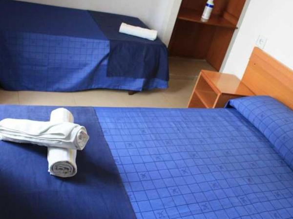 Hostal Sant Jordi : photo 2 de la chambre chambre familiale avec salle de bains privative