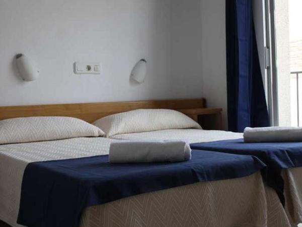 Hostal Sant Jordi : photo 3 de la chambre chambre familiale avec salle de bains privative