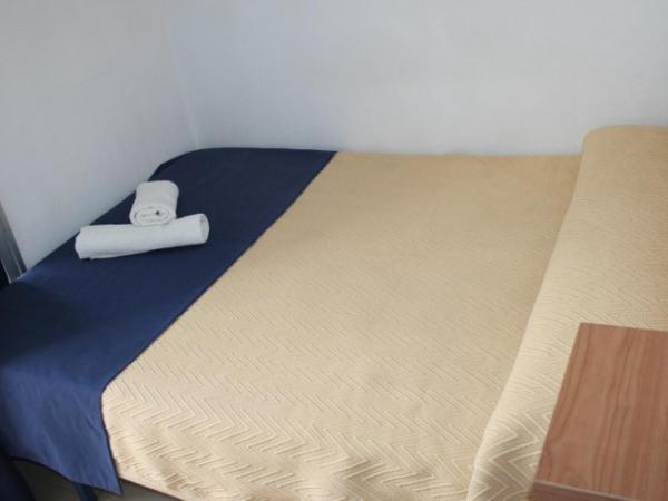 Hostal Sant Jordi : photo 4 de la chambre chambre familiale avec salle de bains privative