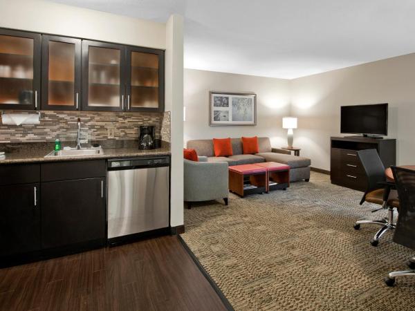 Staybridge Suites - Charlotte Ballantyne, an IHG Hotel : photo 4 de la chambre suite lit queen-size