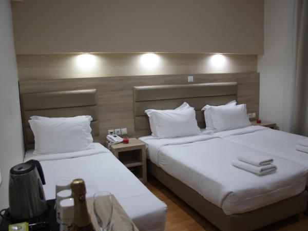 Elikon : photo 3 de la chambre chambre triple avec salle de bains privative