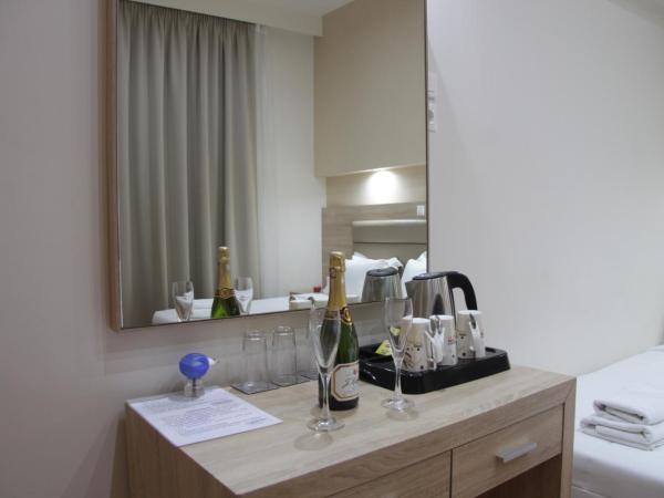 Elikon : photo 4 de la chambre chambre triple avec salle de bains privative