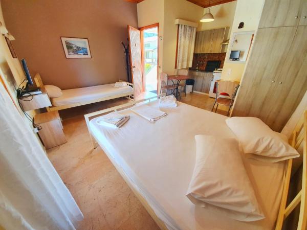 Alexaria Holidays Apartments : photo 2 de la chambre studio triple - vue sur jardin