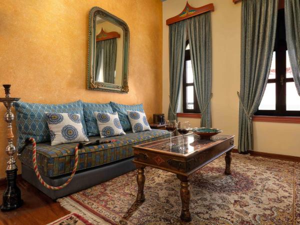 Nikos Takis Fashion Boutique Hotel : photo 9 de la chambre suite lit king-size avec baignoire spa - vue sur mer