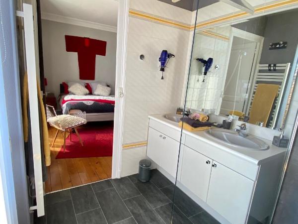 Les Lamartine-chambres d'hôtes : photo 5 de la chambre chambre double ou lits jumeaux avec salle de bains commune