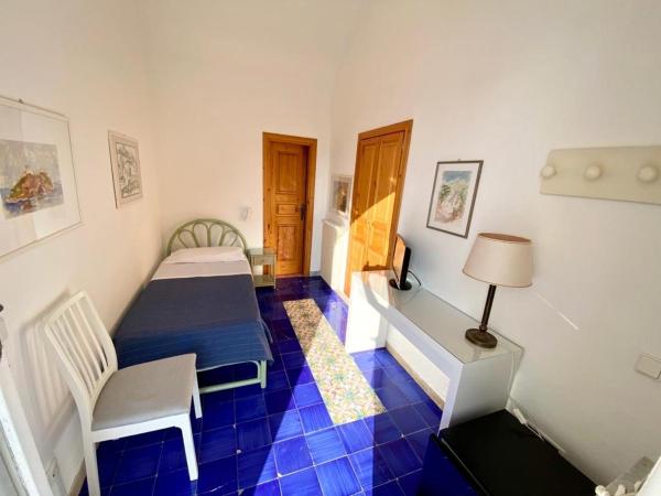 Hotel Casa Sofia : photo 1 de la chambre chambre meublée simplement - terrasse et vue sur mer