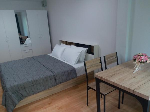 DD Garden Apartment 2 : photo 7 de la chambre chambre lit king-size - vue sur jardin