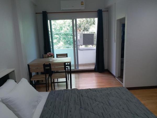 DD Garden Apartment 2 : photo 3 de la chambre chambre lit king-size - vue sur jardin