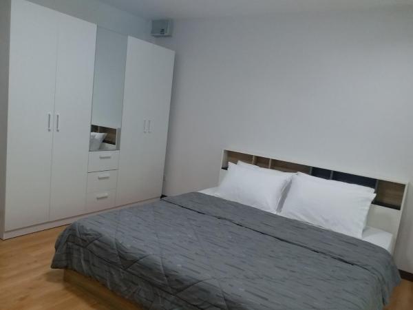 DD Garden Apartment 2 : photo 6 de la chambre chambre lit king-size - vue sur jardin