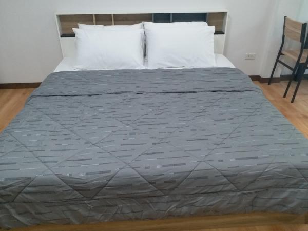 DD Garden Apartment 2 : photo 4 de la chambre chambre lit king-size - vue sur jardin