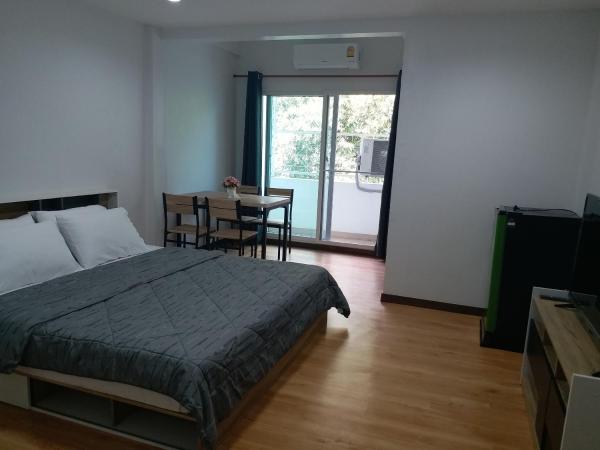 DD Garden Apartment 2 : photo 1 de la chambre chambre lit king-size - vue sur jardin