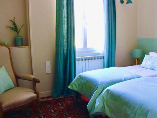 VILLA PRESENCE - Chambres d'hôtes - Activités bien-être : photo 2 de la chambre chambre double ou lits jumeaux avec salle de bains privative