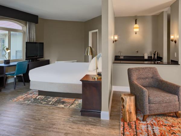 Hotel Indigo San Antonio Riverwalk, an IHG Hotel : photo 8 de la chambre suite lit king-size avec balcon